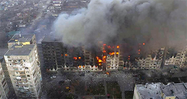 Розбомблені і горять багатоповерхівки в Україні