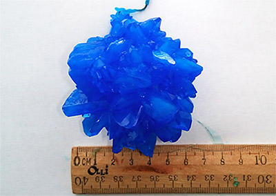 Вирощений кристал мідного купоросу синього кольору