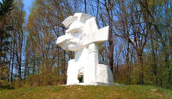 Пам'ятник Олексі Довбушу на в’їзді до селища Печеніжин