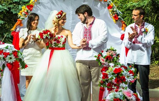 Сучасне національне українське вбрання на весіллі
