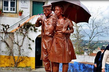 Закохані під парасолькою, виготовлені з шоколаду