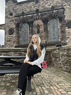 Мельник Юліана, учениця 11 –А класу Манявського ліцею, біля каплиці Маргарити Шотландської 2023 рік