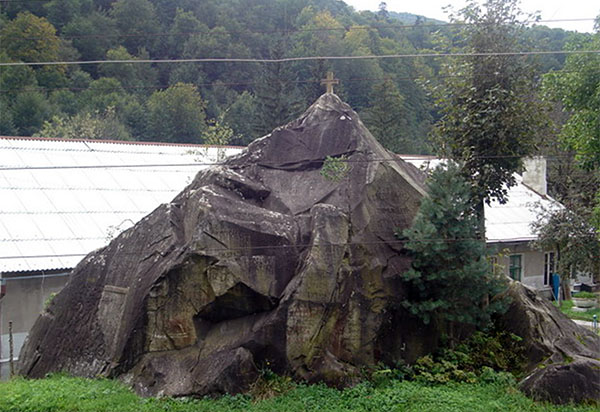 Камінь Олекси Довбуша у Яремчі