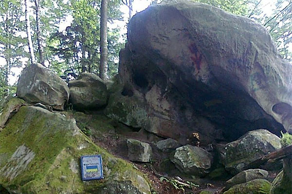 Печера Олекси Довбуша у селі Підзахаричі